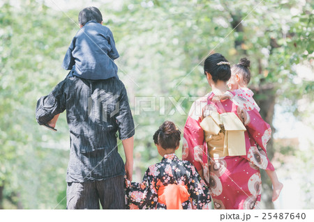 後ろ姿 男 浴衣 男の子の写真素材