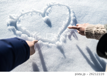 雪 ハート 描く 地面の写真素材