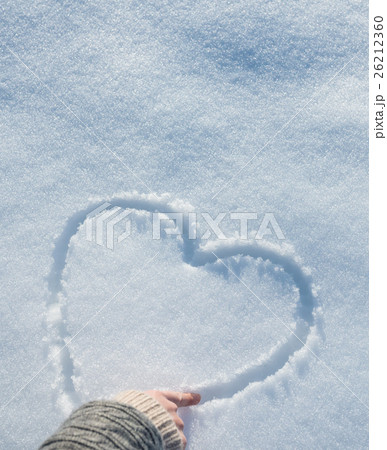 雪 ハート 描く 地面の写真素材