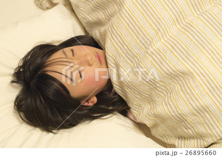 寝顔 睡眠 女の子 眠るの写真素材