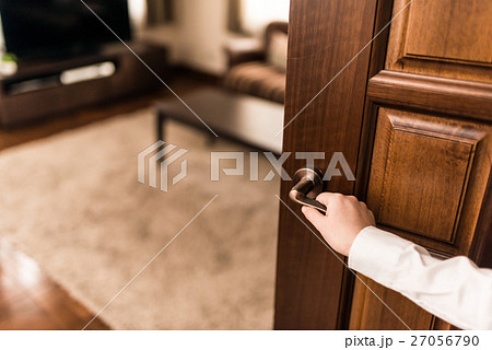 ドア 手元 開ける お屋敷の写真素材 Pixta