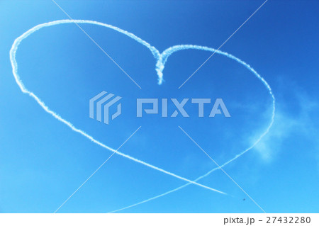 青空 ハート 飛行機雲 ブルーインパルスの写真素材