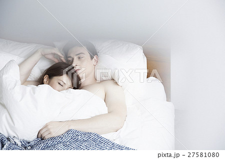 カップル ロマンチック 添い寝 寝るの写真素材