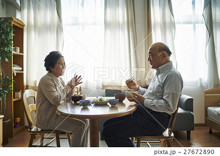 テーブル 向き合う 男女 カップルの写真素材 テーブル 向き合う 男女 カップルの写真素材