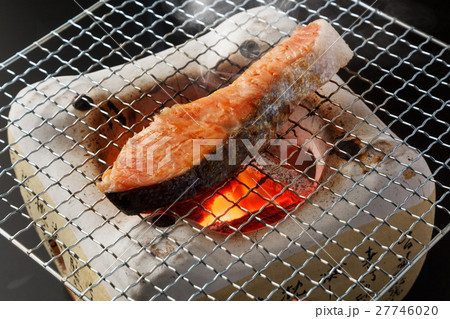 焼き鮭 焼き魚 七輪 炭火焼の写真素材