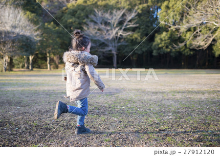 人物 女の子 走る 後ろ姿 喜び 楽しい 少女の写真素材