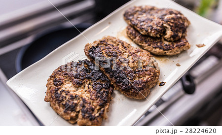 ハンバーグ 焦げる 料理下手 焦げの写真素材