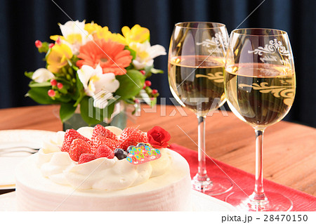 ケーキ 苺 誕生日 白ワインの写真素材