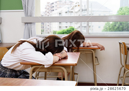 女子高生 勉強机 勉強 うたた寝の写真素材
