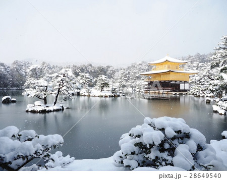 金閣寺雪景下雪的雪照片素材