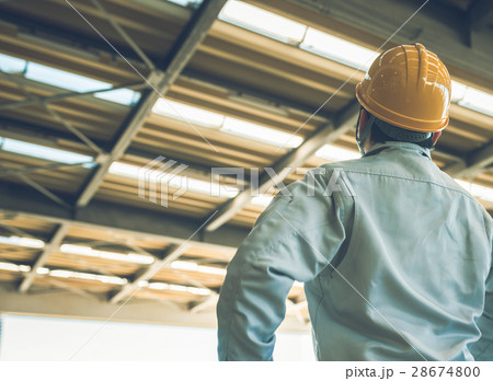 見守る 人物 作業服 後ろ姿の写真素材