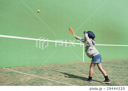 子供 テニス 女の子 壁打ちの写真素材