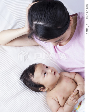 赤ちゃん 新生児 横顔 アップの写真素材