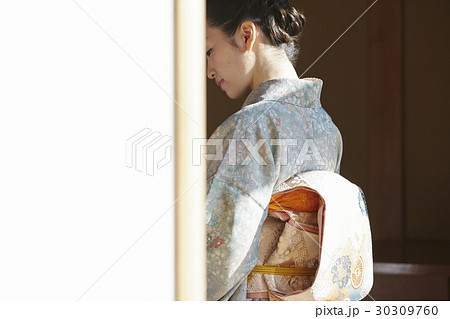 女性 着物 後姿 正座の写真素材 Pixta