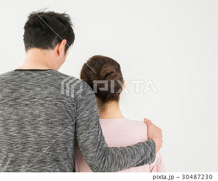 肩 男女 後ろ姿 カップルの写真素材