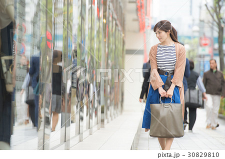 ウインドーショッピングの写真素材