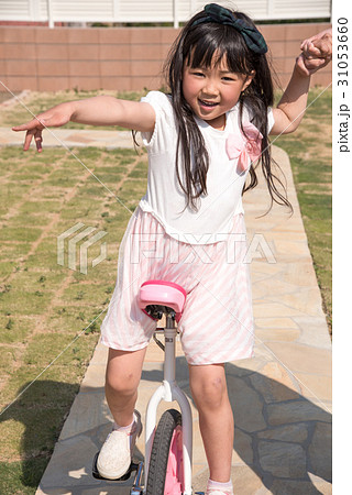 一輪車 人物 女の子 小学生の写真素材
