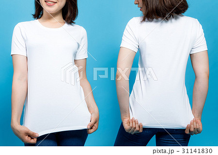 女性 Tシャツ 真っ白 ブルーバックの写真素材