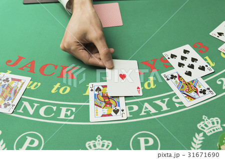 カジノ トランプ 手元 ディーラーの写真素材