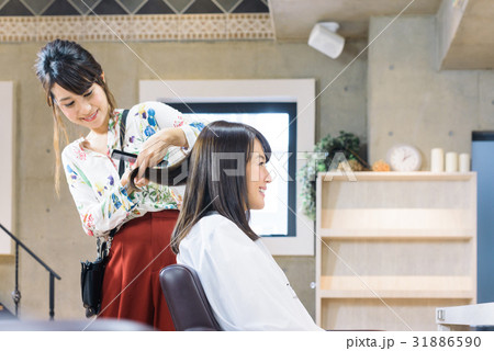 女性 美容師 お客 散髪の写真素材