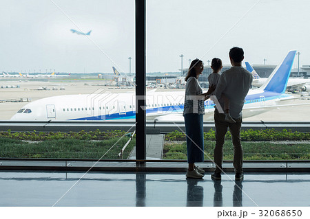 飛行機 旅行 お見送り お迎えの写真素材