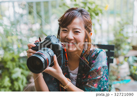 女性 カメラ 構える カメラ女子の写真素材