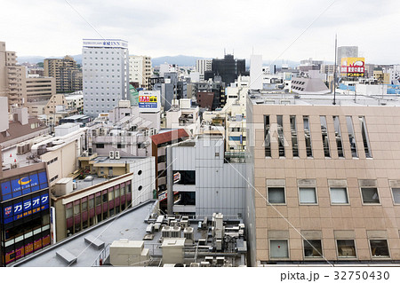 雑居ビル 屋上 見下ろす 俯瞰の写真素材 Pixta