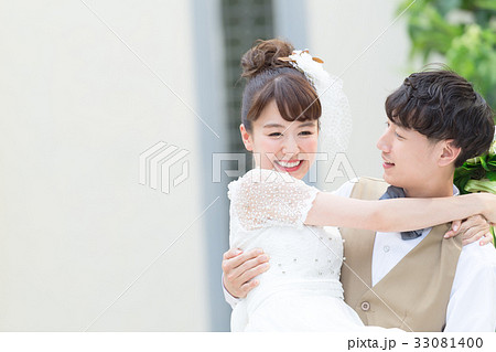 お姫様抱っこの写真素材