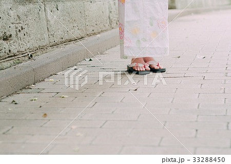 浴衣 女性 下駄 足元の写真素材