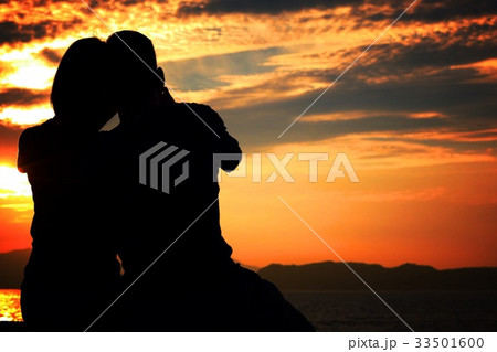 シルエット 男女 ふたり 愛し合うの写真素材