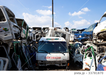 廃車 自動車 トラック 鉄スクラップの写真素材