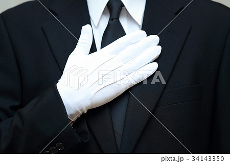 葬儀 スタッフ ブラックフォーマル 白手袋の写真素材
