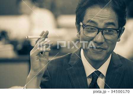 昭和 男性 喫煙 煙草の写真素材 昭和 男性 喫煙 煙草の写真素材