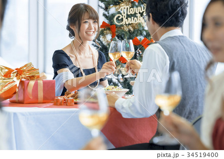 クリスマス クリスマスパーティー カップル 夫婦の写真素材