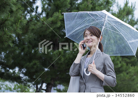 ビニール傘 雨の写真素材