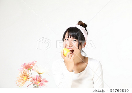 かじる レモン 女性 酸っぱいの写真素材