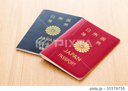 パスポート 木目 赤 赤色の写真素材