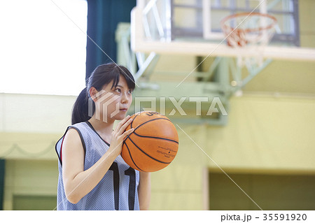 女性 バスケットボール シュート 狙うの写真素材