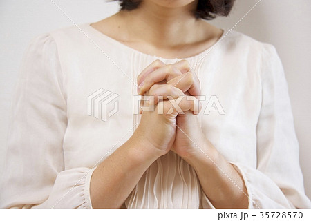ボディパーツ 祈り 両手 祈るの写真素材