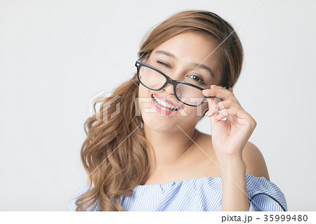 眼鏡っ娘 女の子 メガネ 学生 かわいいの写真素材