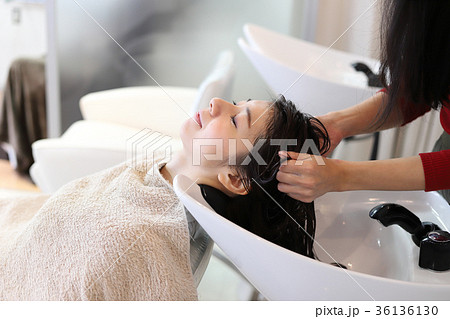 サロン 美容師 シャンプー 美容院の写真素材