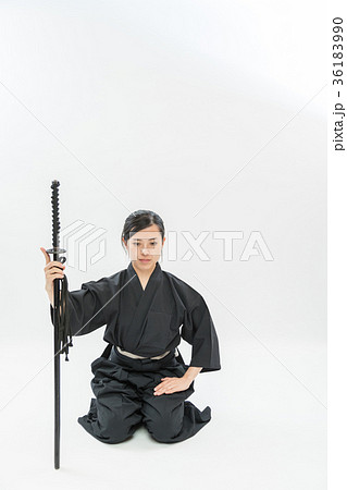 居合道 女性 デモンストレーション 居合刀の写真素材
