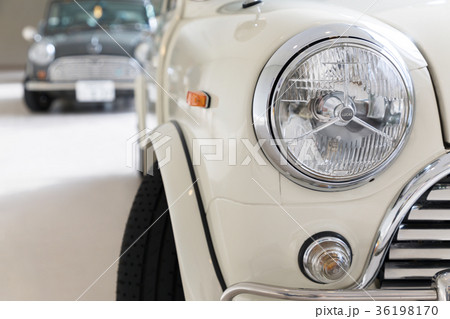 ヘッドライト 丸いライト 旧車 自動車の写真素材