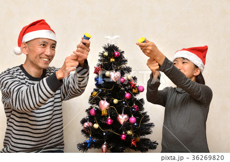 2人 上半身 クラッカー 鳴らすの写真素材