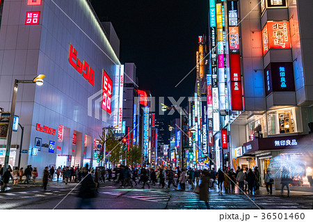 新宿 夜 東京都 東口の写真素材