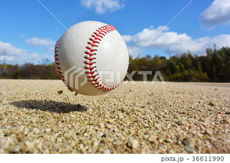 野球 ボール 跳ねる 弾むの写真素材