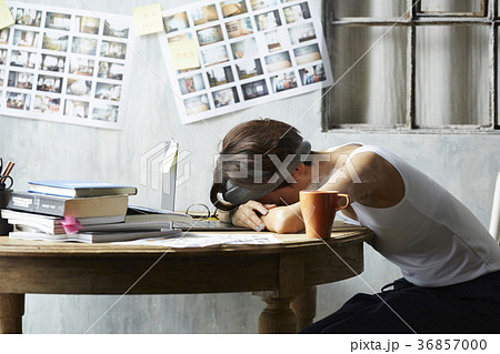 突っ伏す 机の写真素材 Pixta