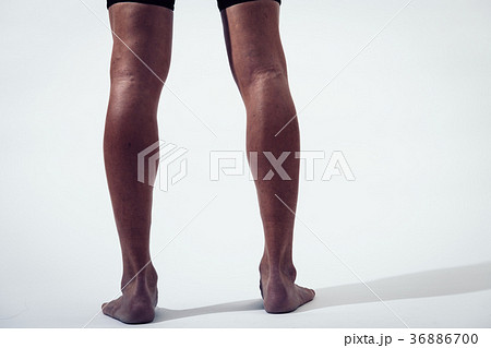 筋肉質な男性の脚 足 アスリートの写真素材