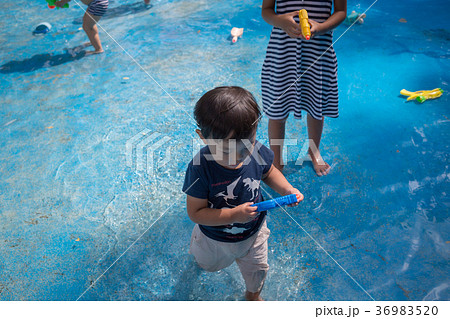 子供 男の子 小学生 プールの写真素材