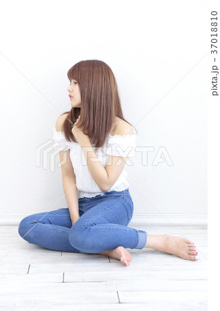 横座り 女の子の写真素材